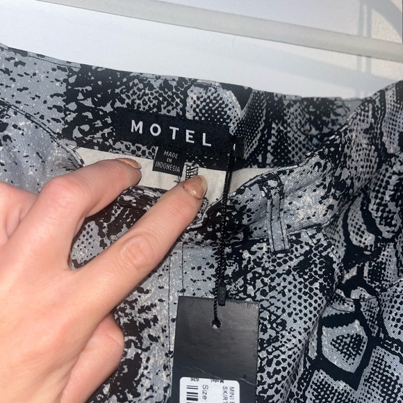 NWT Motel Broomy Snakeskin Print Mini Skirt - Picture 7 of 8